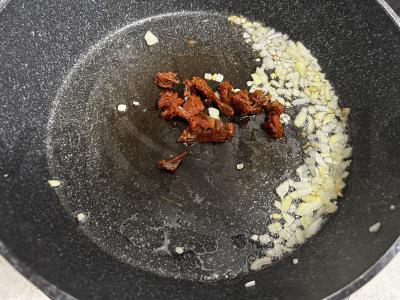 Makaronai su džiovintais pomidorais grietinėlės padaže Žingsnis 2