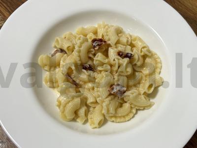 Makaronai su džiovintais pomidorais grietinėlės padaže pagrindine nuotrauka