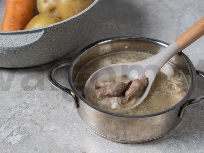 Sluoksniuotas salotas su vištienos širdelėmis Žingsnis 1