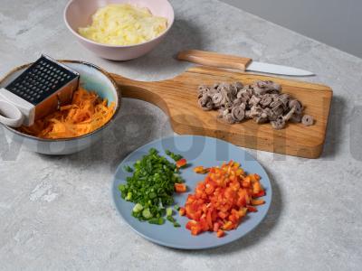 Sluoksniuotas salotas su vištienos širdelėmis Žingsnis 2