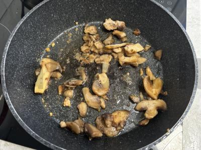 Taliateli su vištiena ir grybais grietinėje per 25 minutes Žingsnis 2