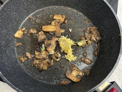 Taliateli su vištiena ir grybais grietinėje per 25 minutes Žingsnis 3