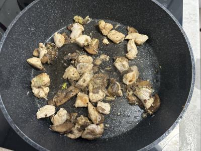 Taliateli su vištiena ir grybais grietinėje per 25 minutes Žingsnis 4