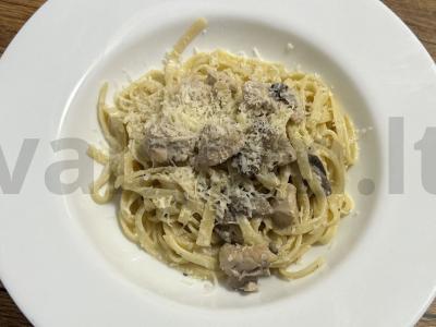 Taliateli su vištiena ir grybais grietinėje per 25 minutes pagrindine nuotrauka