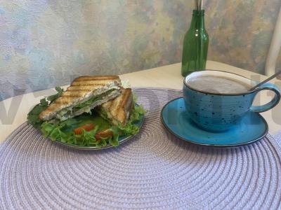 Klubinis sumuštinis su sūriu ir sūdyta upėtakiu pagrindine nuotrauka