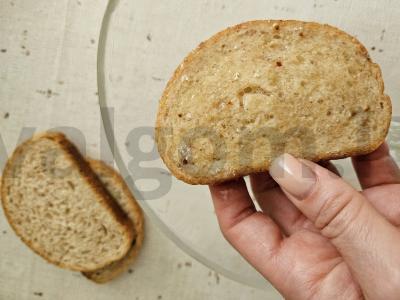Krustingi skrudinti duonos gabaliukai su lydytu sūriu ir kiaušiniu Žingsnis 3