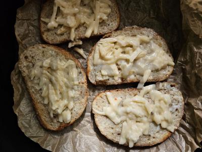 Krustingi skrudinti duonos gabaliukai su lydytu sūriu ir kiaušiniu Žingsnis 4