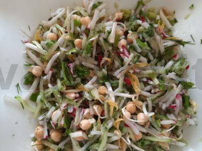 Naudingas salotas su daigintu avinžirniu ir mungo daigais Žingsnis 3