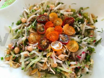 Naudingas salotas su daigintu avinžirniu ir mungo daigais pagrindine nuotrauka