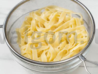 Grietinėlės makaronai su krevetėmis Žingsnis 1