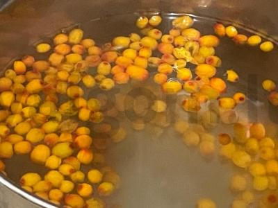 Šaltalankių arbata iš šaldytų uogų Žingsnis 2