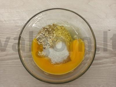 Avižinių dribsnių, kiaušinio ir aviečių desertas Žingsnis 1