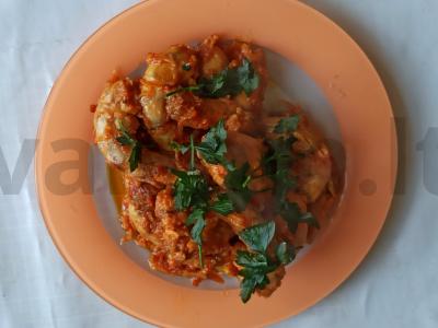 Vištienos kaklai su medumi pomidorų padaže pagrindine nuotrauka