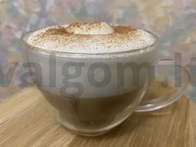 Latte su grietinėlėmis, imbieru ir cinamonu pagrindine nuotrauka