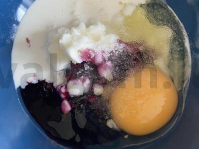 Keptas varškės blynų pyragas su grietinėlėmis ir mėlynėmis Žingsnis 3
