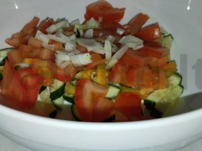 Naudingas daržovių salotas su kiaušiniu Žingsnis 4