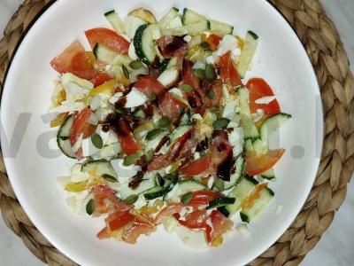 Naudingas daržovių salotas su kiaušiniu pagrindine nuotrauka