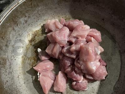 Kiaulienos plovas su svogūnais ir morkomis Žingsnis 3