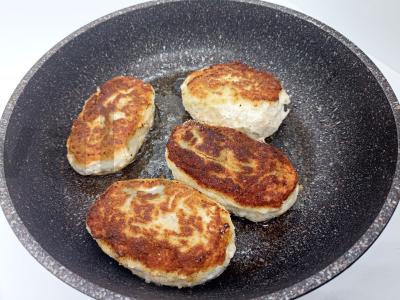 Sultingi vištienos kotletai su sūriu ir marinuotais grybais Žingsnis 2