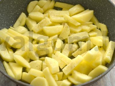 Bulvės su šonine keptuvėje Žingsnis 1