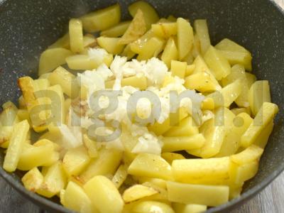 Bulvės su šonine keptuvėje Žingsnis 2