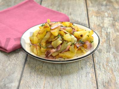 Bulvės su šonine keptuvėje pagrindine nuotrauka