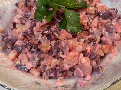 Virti daržovių salotos su silke kubeliais pagrindine nuotrauka