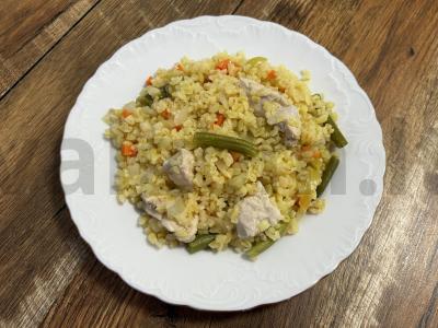 Bulguras su kalakutiena ir daržovėmis pagrindine nuotrauka