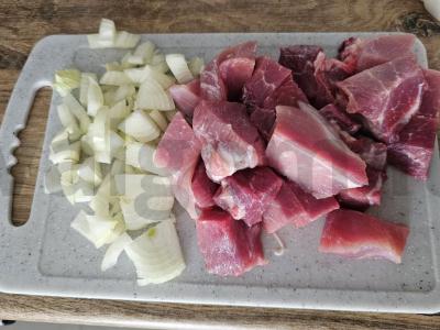 Birus plovas su pomidorais lėtoje viryklėje Žingsnis 1