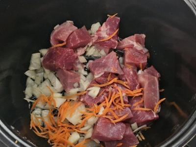 Birus plovas su pomidorais lėtoje viryklėje Žingsnis 2