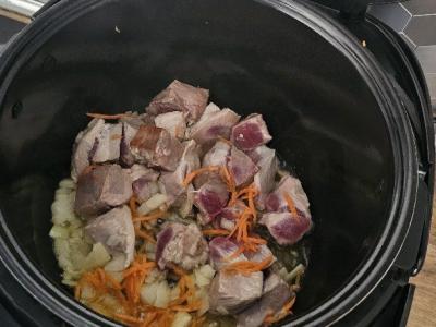 Birus plovas su pomidorais lėtoje viryklėje Žingsnis 3