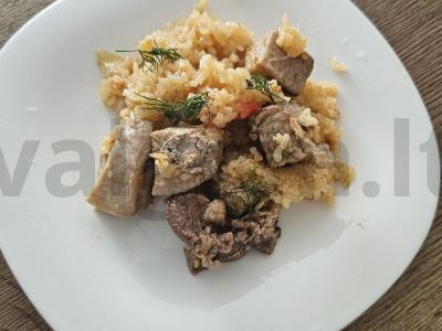 Birus plovas su pomidorais lėtoje viryklėje pagrindine nuotrauka