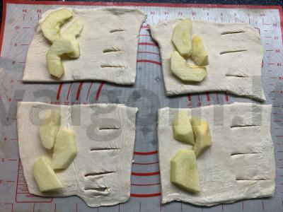 Sluoksniuoti pyragėliai su obuoliais, cinamonu ir ruduoju cukrumi Žingsnis 3