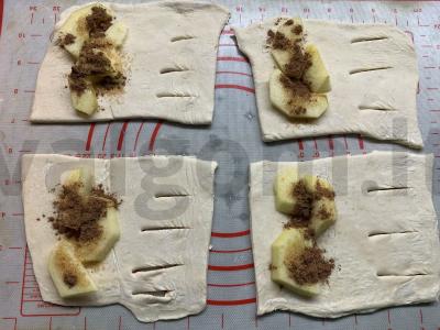Sluoksniuoti pyragėliai su obuoliais, cinamonu ir ruduoju cukrumi Žingsnis 4