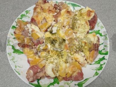 Kiauliena, kepta su ananasais ir sūriu pagrindine nuotrauka