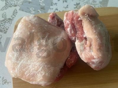 Namų karbonažas svogūnų plunksnose Žingsnis 1