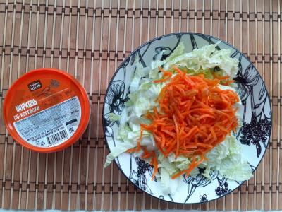 Salotos su Pekino kopūstu, korėjietiška morkomis ir žaliu svogūnu Žingsnis 3