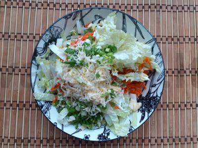 Salotos su Pekino kopūstu, korėjietiška morkomis ir žaliu svogūnu Žingsnis 4