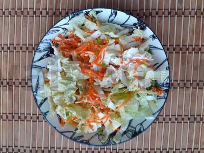 Salotos su Pekino kopūstu, korėjietiška morkomis ir žaliu svogūnu Žingsnis 5