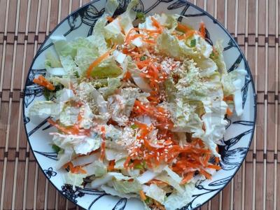 Salotos su Pekino kopūstu, korėjietiška morkomis ir žaliu svogūnu pagrindine nuotrauka