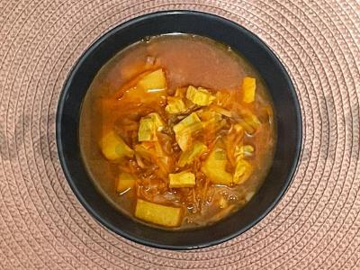 Šviežių kopūstų ir burokėlių šaltibarščiai pagrindine nuotrauka