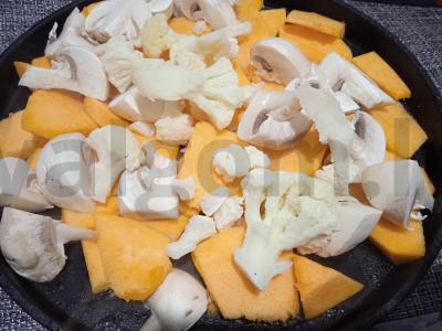 Kiaulienos šonkauliai mandarinų marinate, kepti su moliūgu, pievagrybiais ir žiediniais kopūstais Žingsnis 5