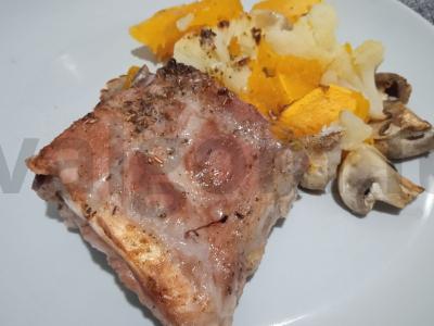 Kiaulienos šonkauliai mandarinų marinate, kepti su moliūgu, pievagrybiais ir žiediniais kopūstais pagrindine nuotrauka