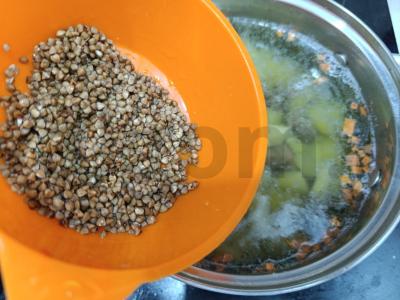 Sriuba su grikių kruopomis ir kepenėlėmis pietums Žingsnis 4