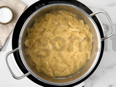 Farfalle su vištiena ir grybais Žingsnis 1