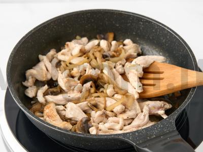 Farfalle su vištiena ir grybais Žingsnis 4