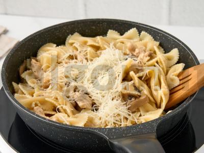 Farfalle su vištiena ir grybais Žingsnis 6