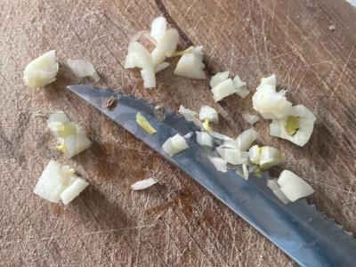 Česnakiniai skrudinti duonos gabaliukai su kukurūzais Žingsnis 1