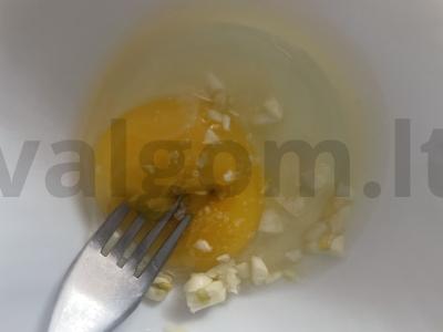 Česnakiniai skrudinti duonos gabaliukai su kukurūzais Žingsnis 2