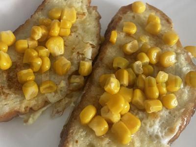 Česnakiniai skrudinti duonos gabaliukai su kukurūzais pagrindine nuotrauka